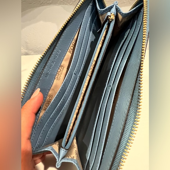 ❗️Sold❗️Michael Kors Wallet - Picture 8 of 11